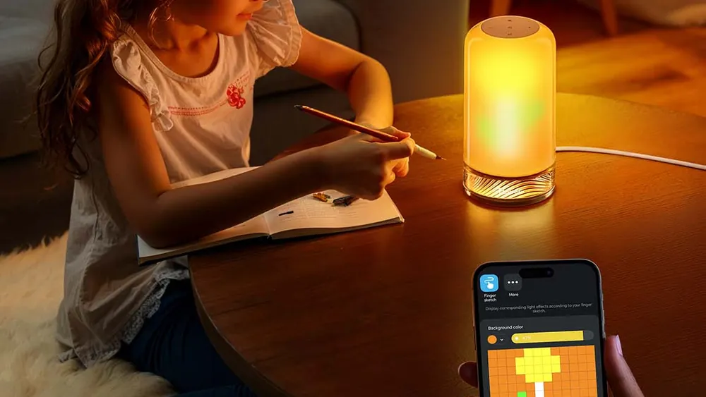 Девочка рисует за столом при тёплом свете лампы Govee Table Lamp 2