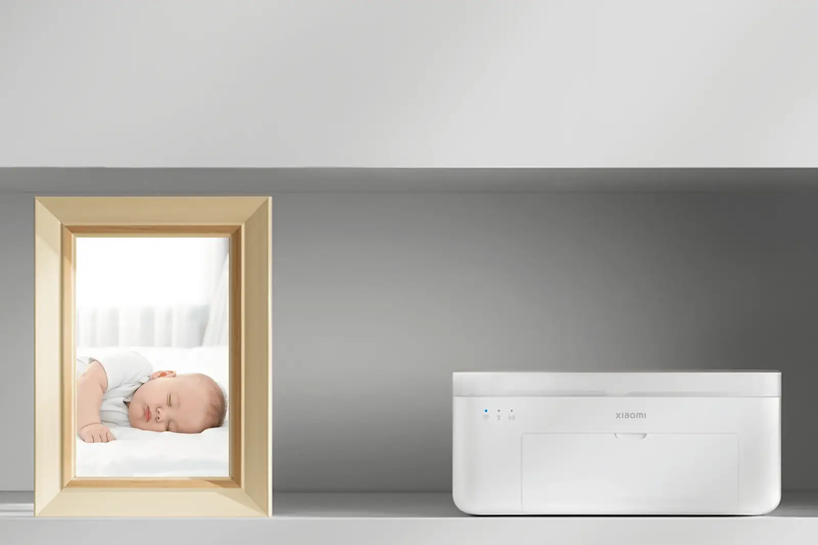 Fotoprinter va ramkadagi surat
